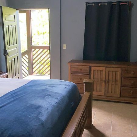 Airport Inn Roatan Buitenkant foto