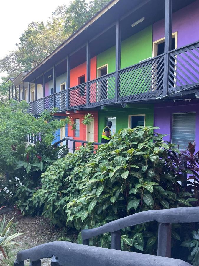 Airport Inn Roatan Buitenkant foto