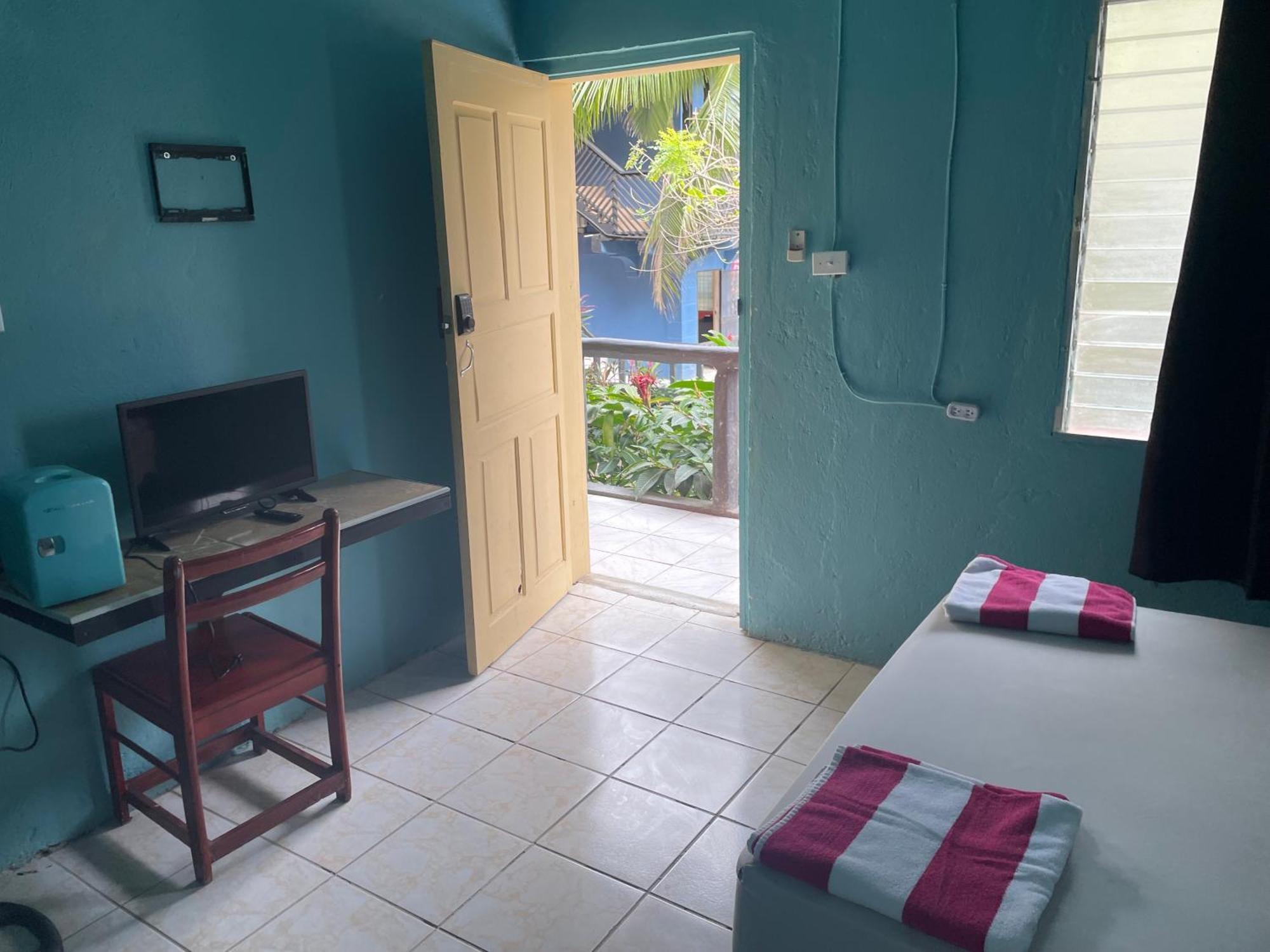 Airport Inn Roatan Buitenkant foto