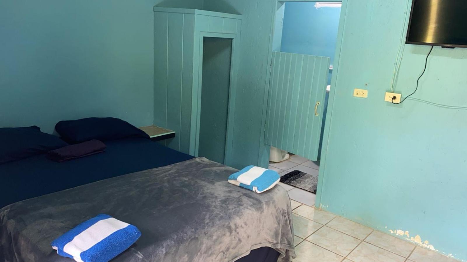 Airport Inn Roatan Buitenkant foto