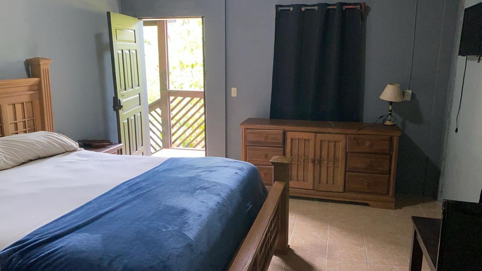 Airport Inn Roatan Buitenkant foto